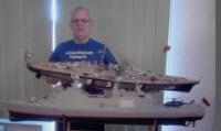 Kurt Tischer mit Schiffsmodellen